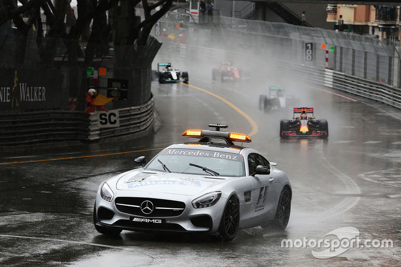 Daniel Ricciardo, Red Bull Racing RB12 leads behind the FIA Safety Car