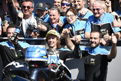 Le deuxième, Nicolo Bulega, Sky Racing Team VR46 fête sa victoire avec l'équipe