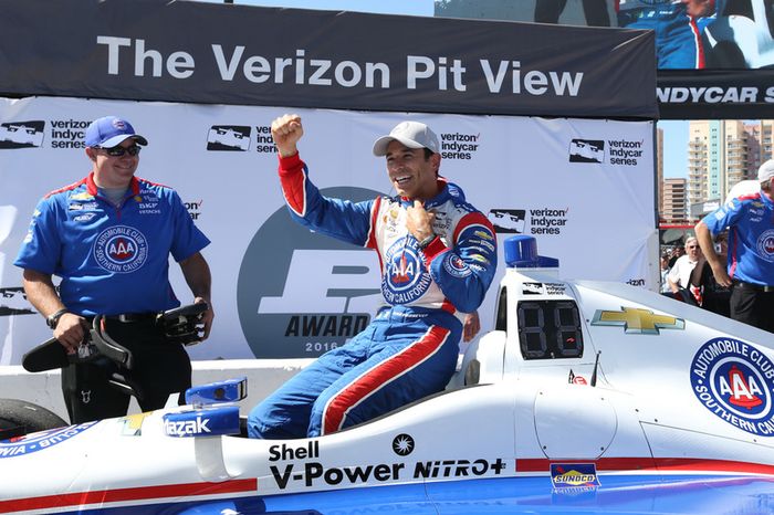 Ganador de la pole Helio Castroneves, Team Penske Chevrolet