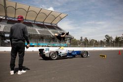 Lo stunt man Damien Walters mentre si allena al salto mortale