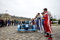 I piloti posano con la livrea iceberg sulla vettura di Formula E che sarà messa all'asta per raccogl