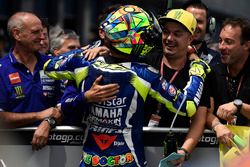 Le poleman Valentino Rossi, Yamaha Factory Racing, avec Uccio Salucci