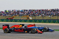Daniel Ricciardo, Red Bull Racing RB12 et Rio Haryanto, Manor Racing MRT05