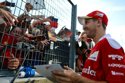 Sebastian Vettel, Ferrari, gibt Autogramme