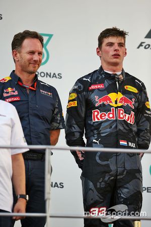 Le deuxième, Max Verstappen, Red Bull Racing et Christian Horner, Team Principal Red Bull Racing sur le podium