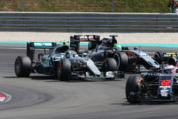 Nico Rosberg, Mercedes AMG F1, W07 Hybrid, und Nico Hülkenberg, Sahara Force India F1, VJM09