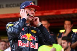 Ganador de la carrera Max Verstappen, Red Bull Racing celebra con el equipo