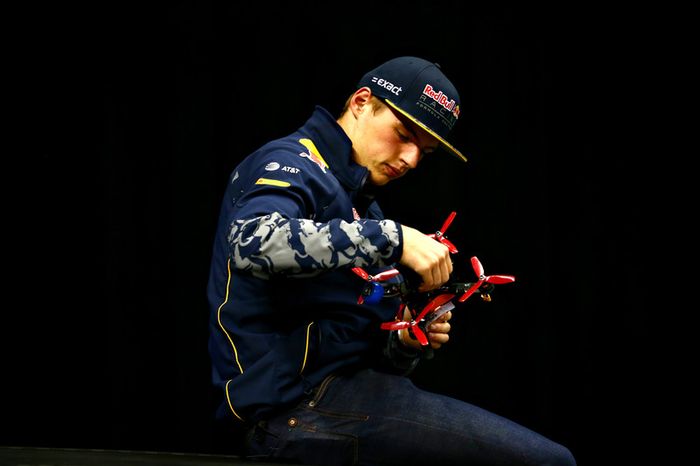 Max Verstappen, Red Bull Racing carrera de drone
