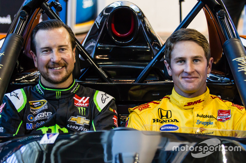 Kurt Busch y Ryan Hunter-Reay en el coche Radical que participa en la 2017 Race of Champions en Miami en el Marlins Park