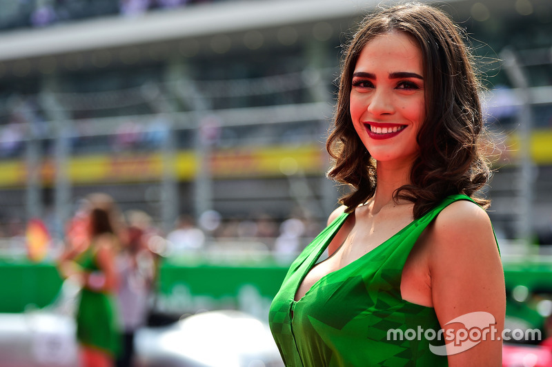 Hot grid girl on the drivers parade