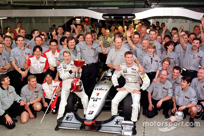 El equipo McLaren celebran haber ganado el Campeonato de constructores con el nuevo campeón del mundo Mika Hakkinen