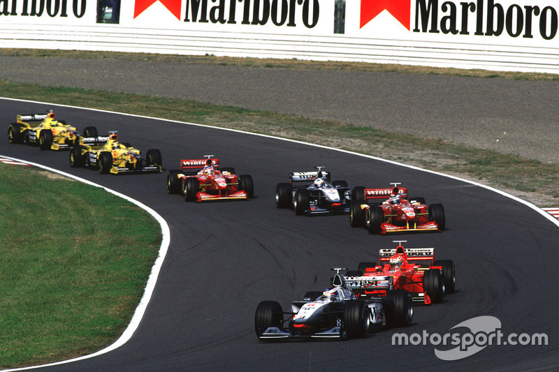 Start: Häkkinen führt vor Schumachers Ferrari-Teamkollege Eddie Irvine