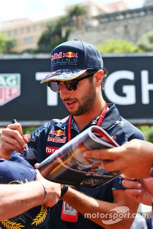 Daniel Ricciardo, Red Bull Racing signs autographs for the fans