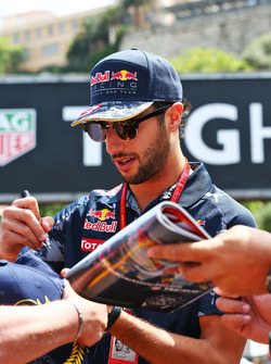 Daniel Ricciardo, Red Bull Racing signs autographs for the fans