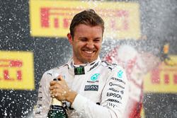 Podium: winner Nico Rosberg, Mercedes AMG F1 Team celebrates with the champagne