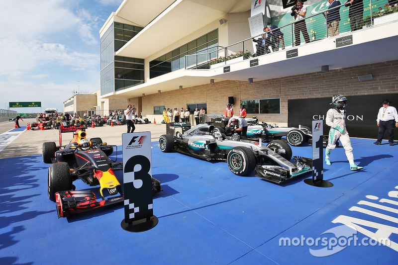 (L to R): third place Daniel Ricciardo, Red Bull Racing, race winner Lewis Hamilton, Mercedes AMG F1 and second place Nico Rosberg, Mercedes AMG F1 in parc ferme