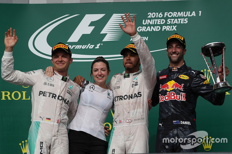 Victoria Vowles en el podio junto a Nico Rosberg, Lewis Hamilton y Danniel Ricciardo.
