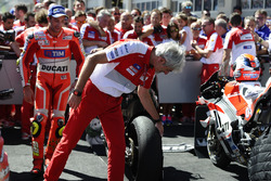 Gigi Dall'Igna, Ducati Corse General Manager, Andrea Iannone, Ducati Team, bekijkt de banden