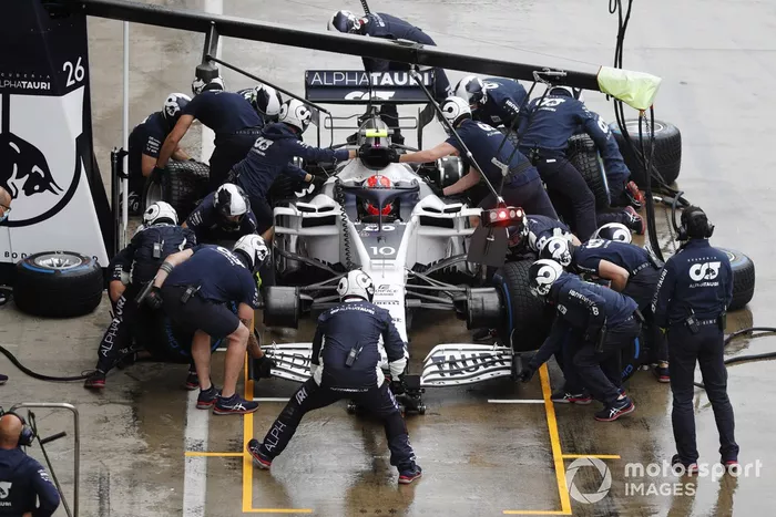 Pierre Gasly, AlphaTauri AT01, pit stop
