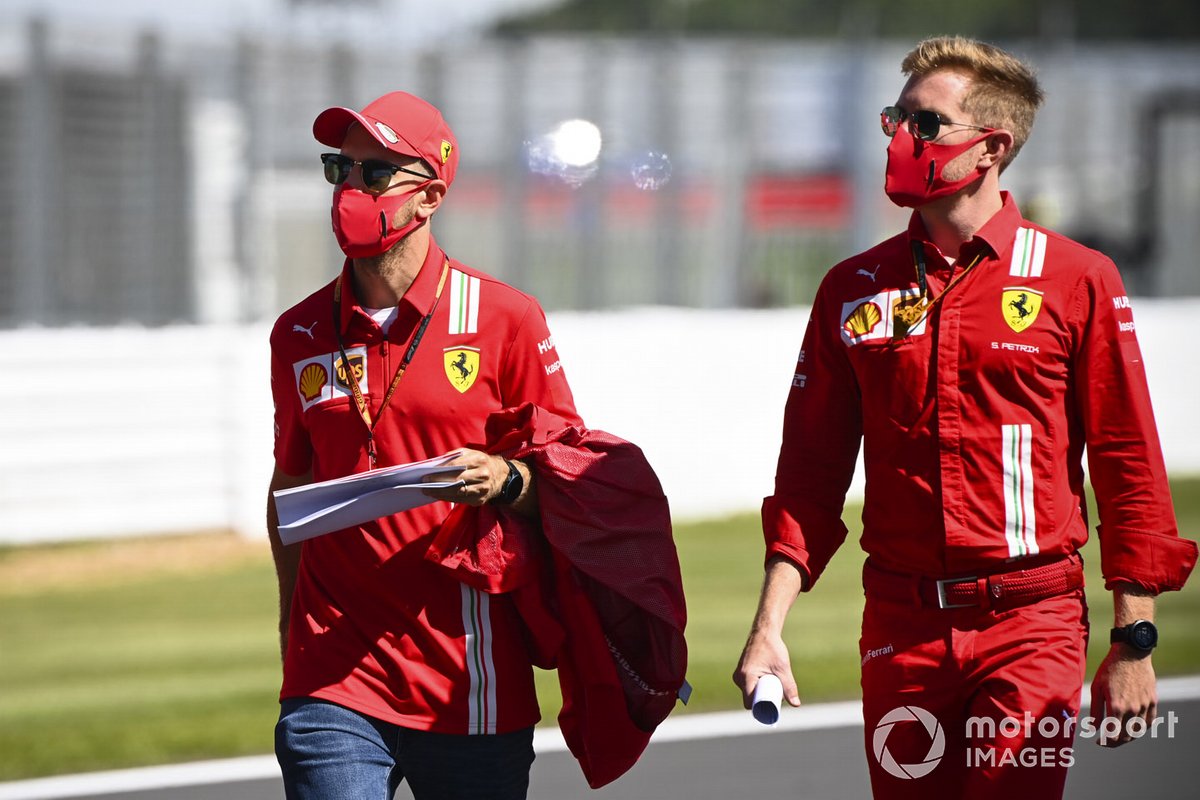 Sebastian Vettel, Ferrari passeggia sulla pista con i suoi ingegneri