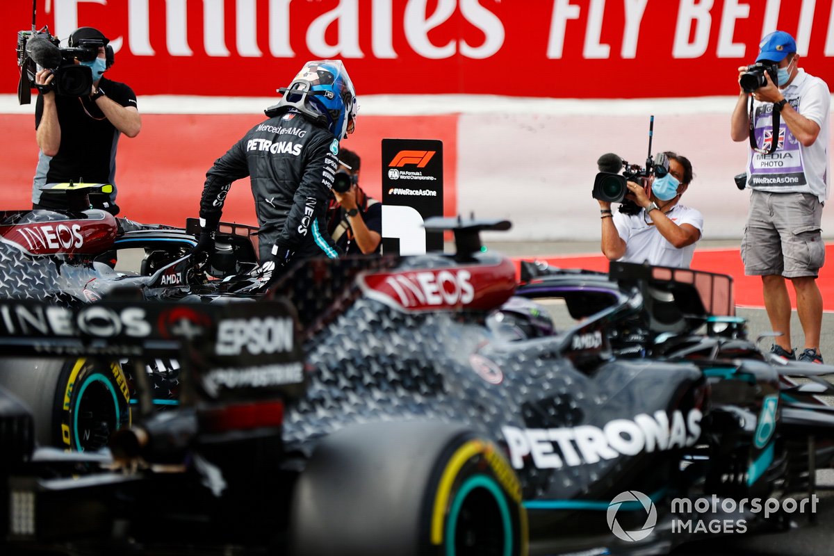 Il Pole Sitter Valtteri Bottas, Mercedes AMG F1 festeggia nel Parc Ferme
