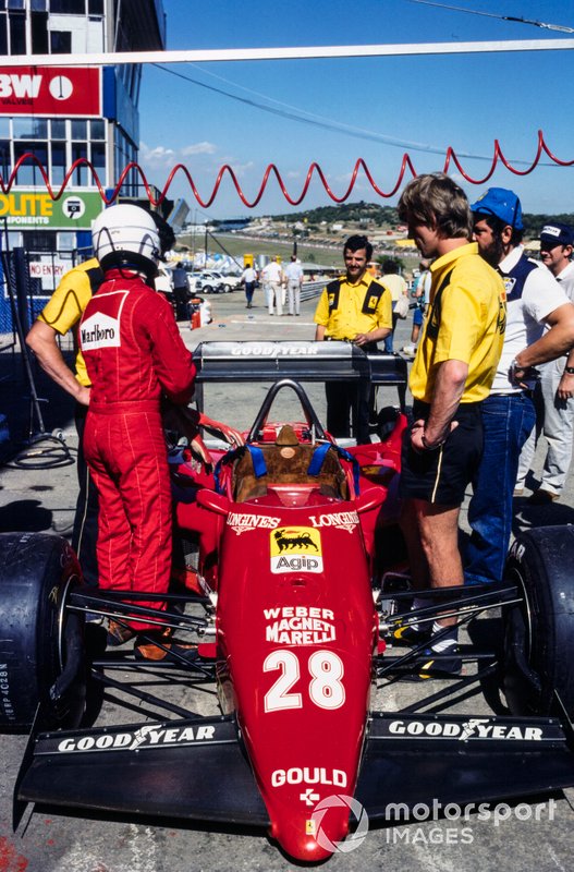René Arnoux beside his Ferrari 126C4