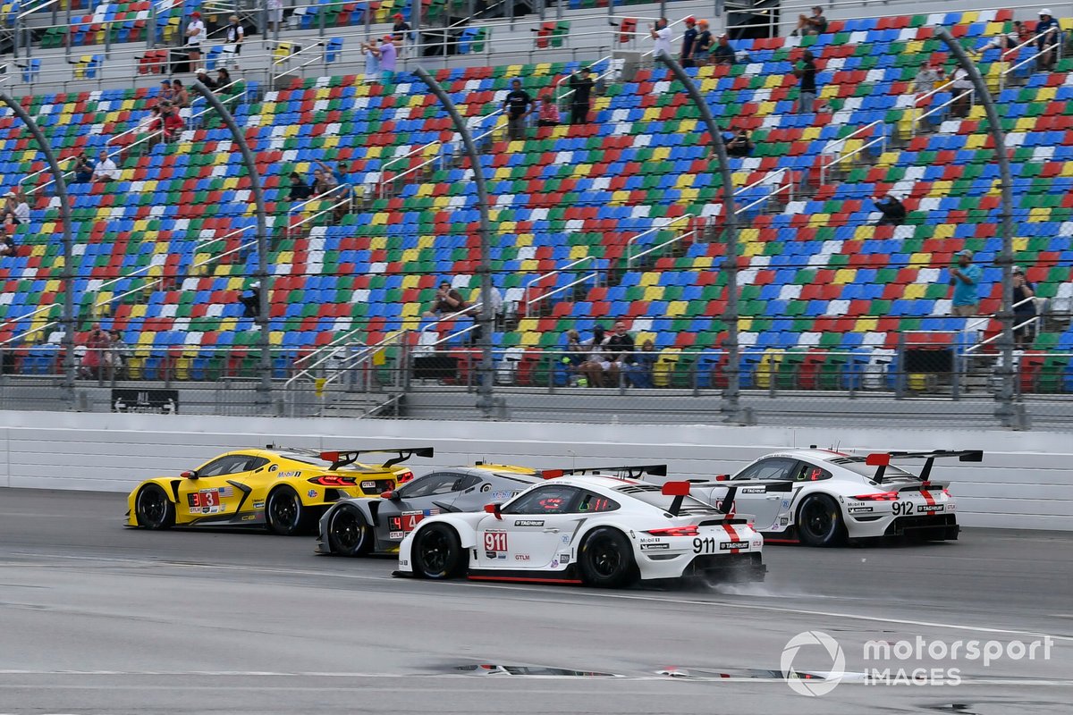#911 Porsche GT Team Porsche 911 RSR - 19, GTLM: Nick Tandy, Fred Makowiecki - passa la GT alla prima curva dopo la partenza della gara