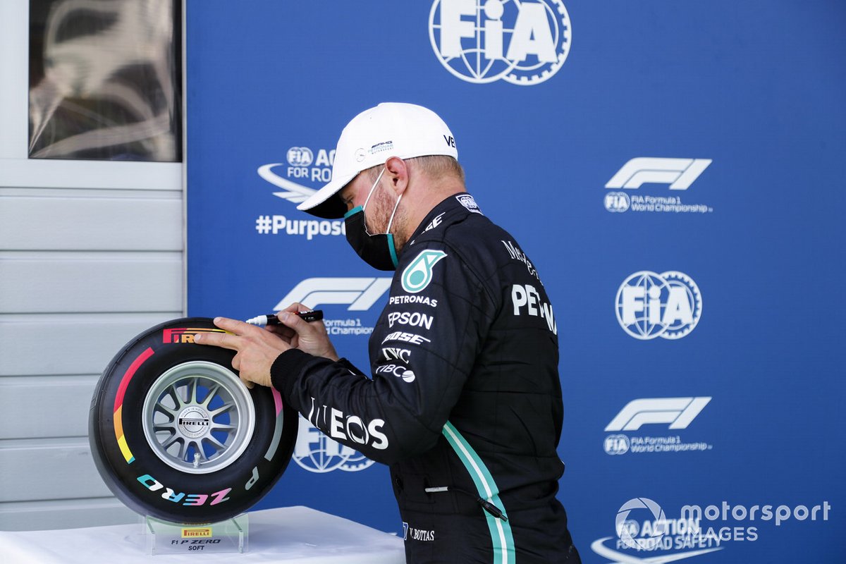 Valtteri Bottas, Mercedes-AMG Petronas F1 festeggia in parc ferme con il Pirelli Pole Position Award