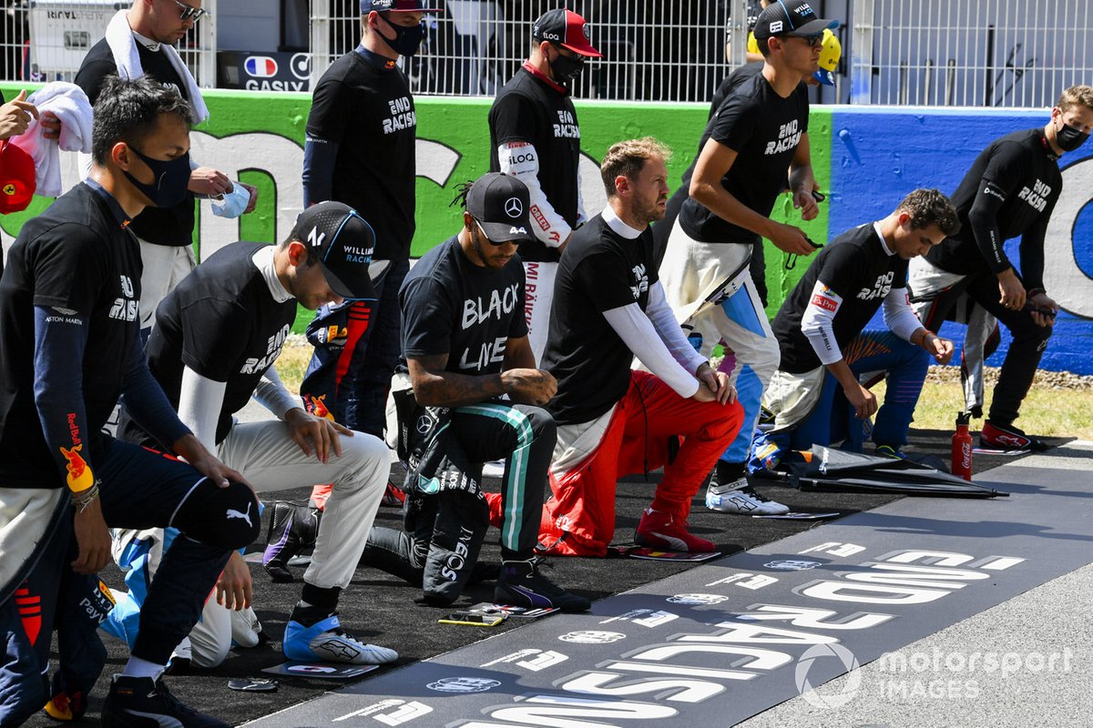 Nicholas Latifi, Williams Racing, Lewis Hamilton, Mercedes-AMG Petronas F1, Sebastian Vettel, Ferrari, y los otros pilotos se arrodillan en la parrilla para apoyar la campaña "End Racism"