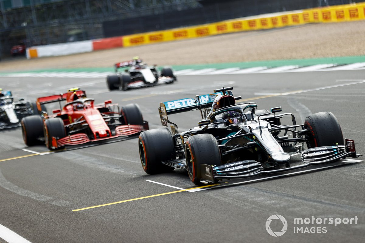 Lewis Hamilton, Mercedes F1 W11, Charles Leclerc, Ferrari SF1000, e Valtteri Bottas, Mercedes F1 W11, provano la procedura di partenza