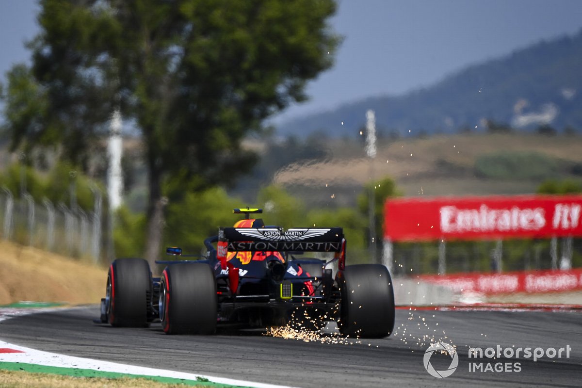 Искры за машиной Алекса Элбона, Red Bull Racing RB16