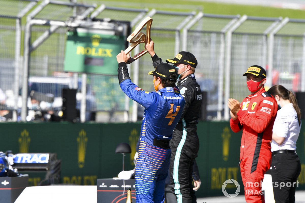 Lando Norris, McLaren celebrates con il trofeo sul podio