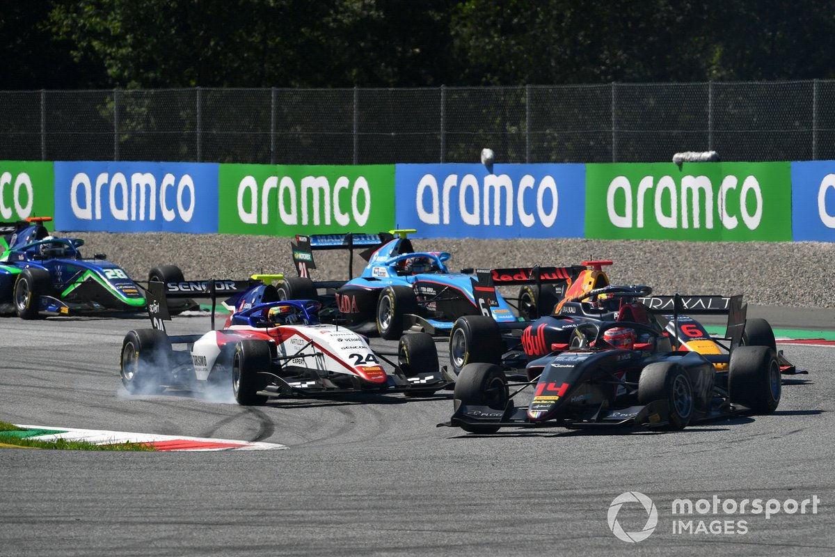 Enzo Fittipaldi, HWA Racelab, precede Igor Fraga, Charouz Racing System, e Dennis Hauger, Hitech Grand Prix