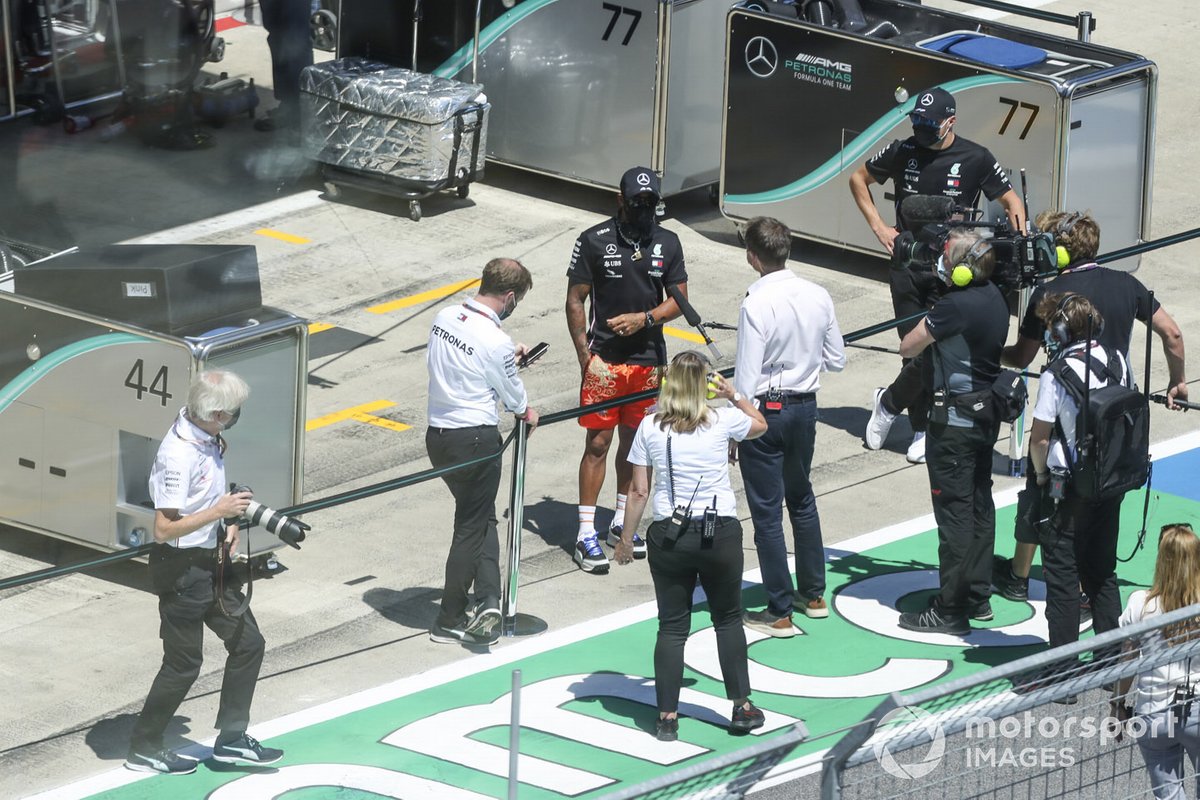 Lewis Hamilton, Mercedes-AMG Petronas F1, es entrevistado antes de la carrera