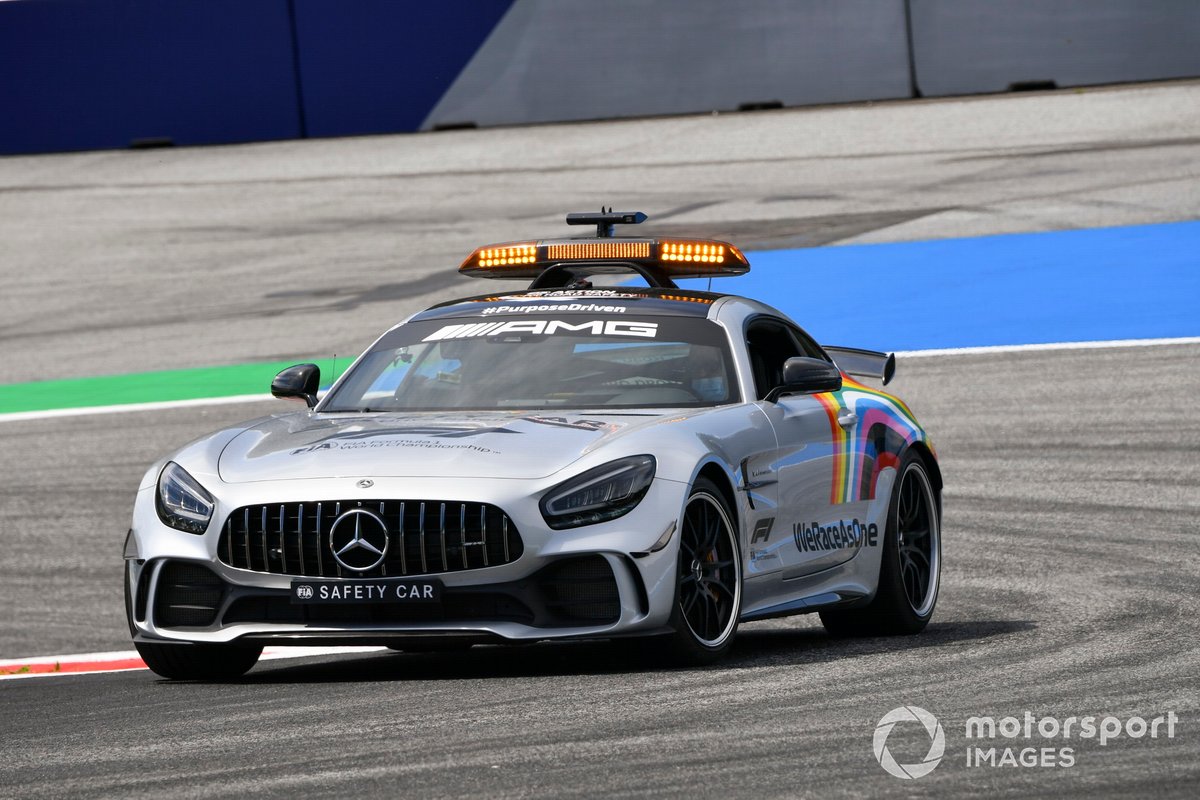 Coche de seguridad con el logotipo "We Race As One".