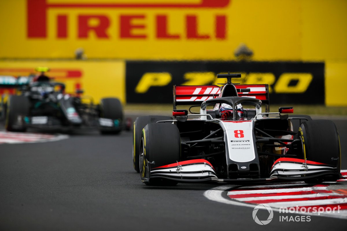 Romain Grosjean, Haas VF-20, devant Valtteri Bottas, Mercedes F1 W11