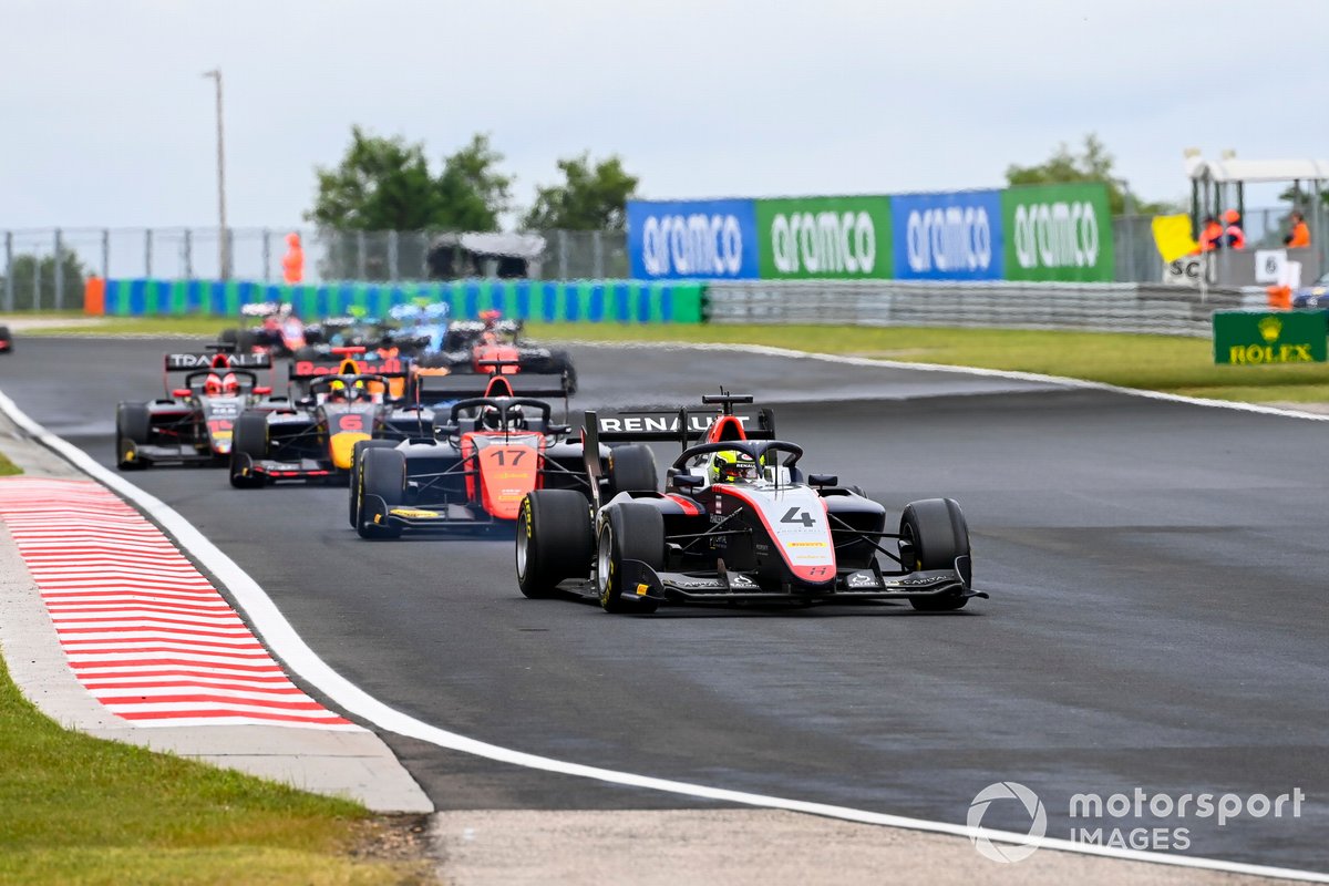 Max Fewtrell, Hitech Grand Prix, precede Richard Verschoor, MP Motorsport, e Dennis Hauger, Hitech Grand Prix
