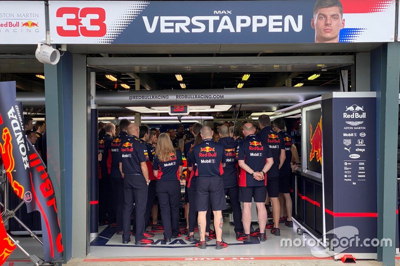 Il Team Red Bull Racing viene avvisato da Christian Horner dell'imminente cancellazione del Gp d'Australia