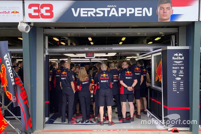 Christian Horner informa a su equipo sobre los acontecimientos antes de que se comunicara oficialmente la cancelación del Gran Premio de Australia