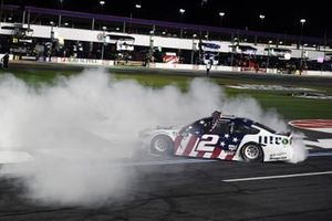 El ganador de la carrera, Brad Keselowski, Team Penske, Ford Mustang  