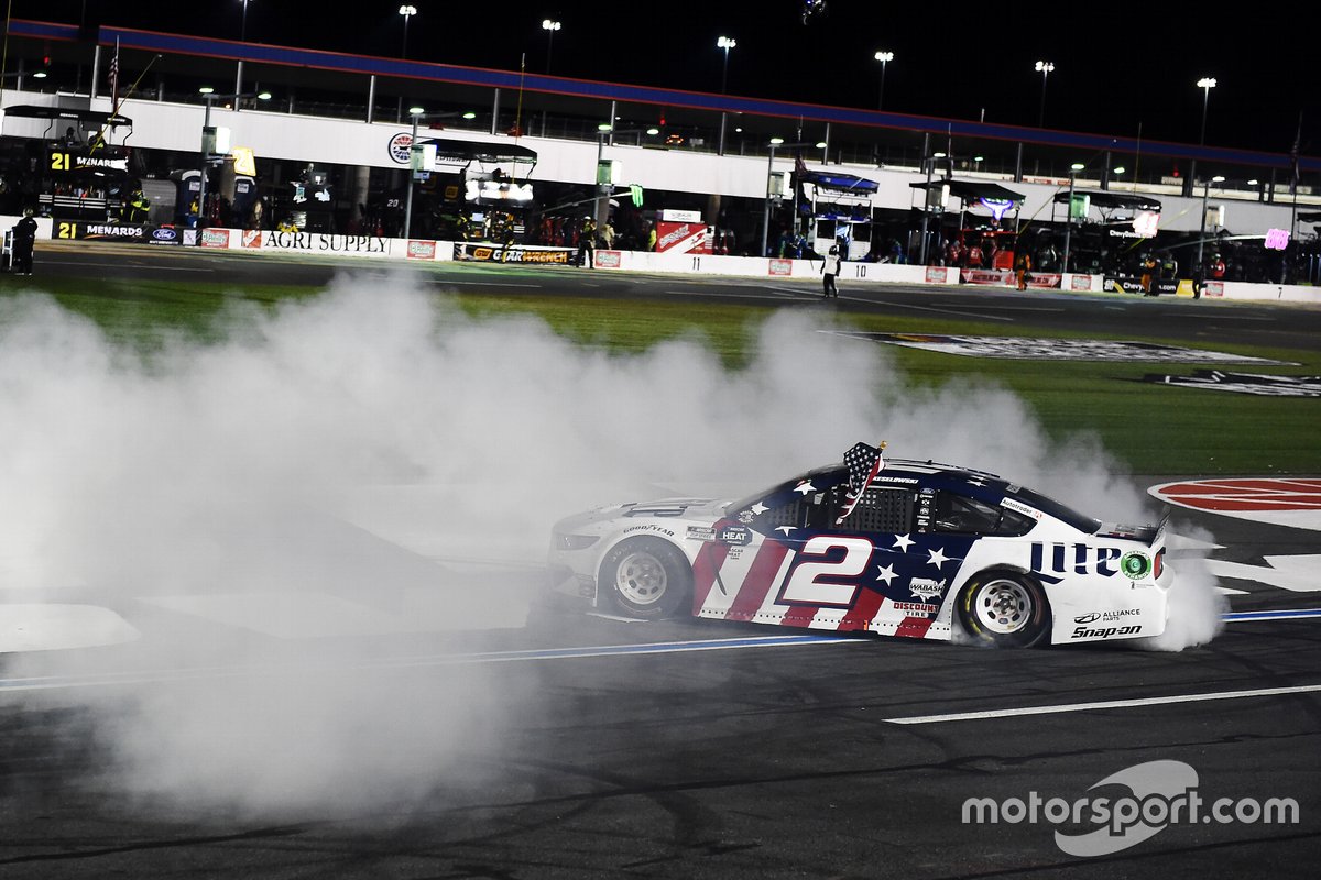 El ganador de la carrera, Brad Keselowski, Team Penske, Ford Mustang