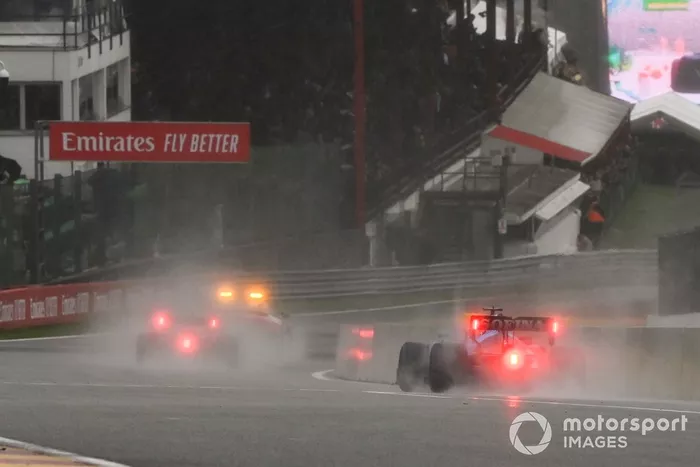 El Safety Car lidera a Max Verstappen, Red Bull Racing RB16B, George Russell, Williams FW43B