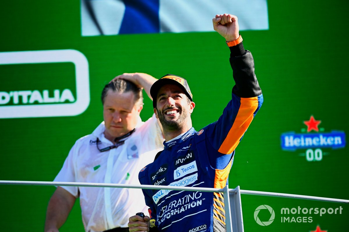 Daniel Ricciardo, McLaren, 1a posizione, festeggia sul podio