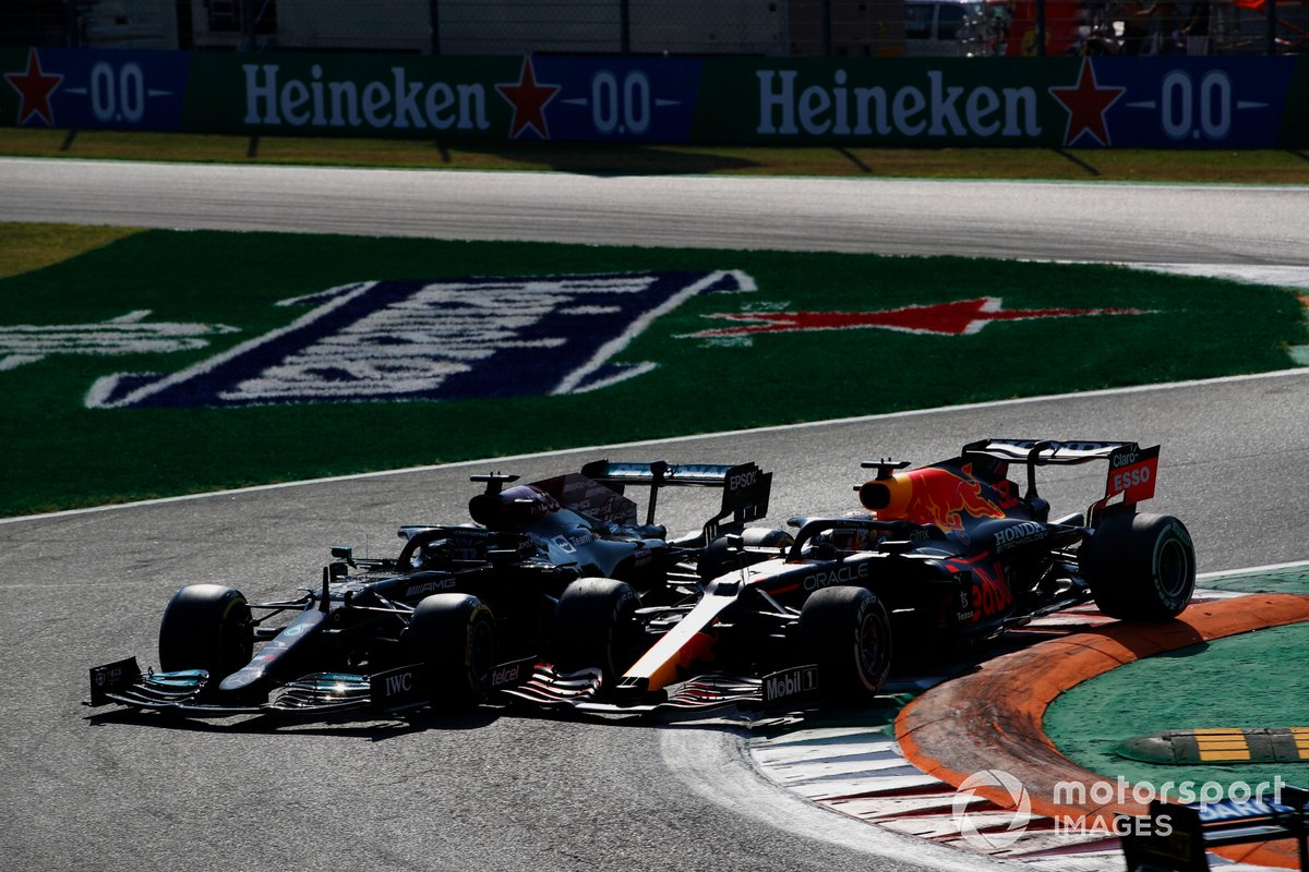 Lewis Hamilton, Mercedes W12, y Max Verstappen, Red Bull Racing RB16B chocan durante la carrera