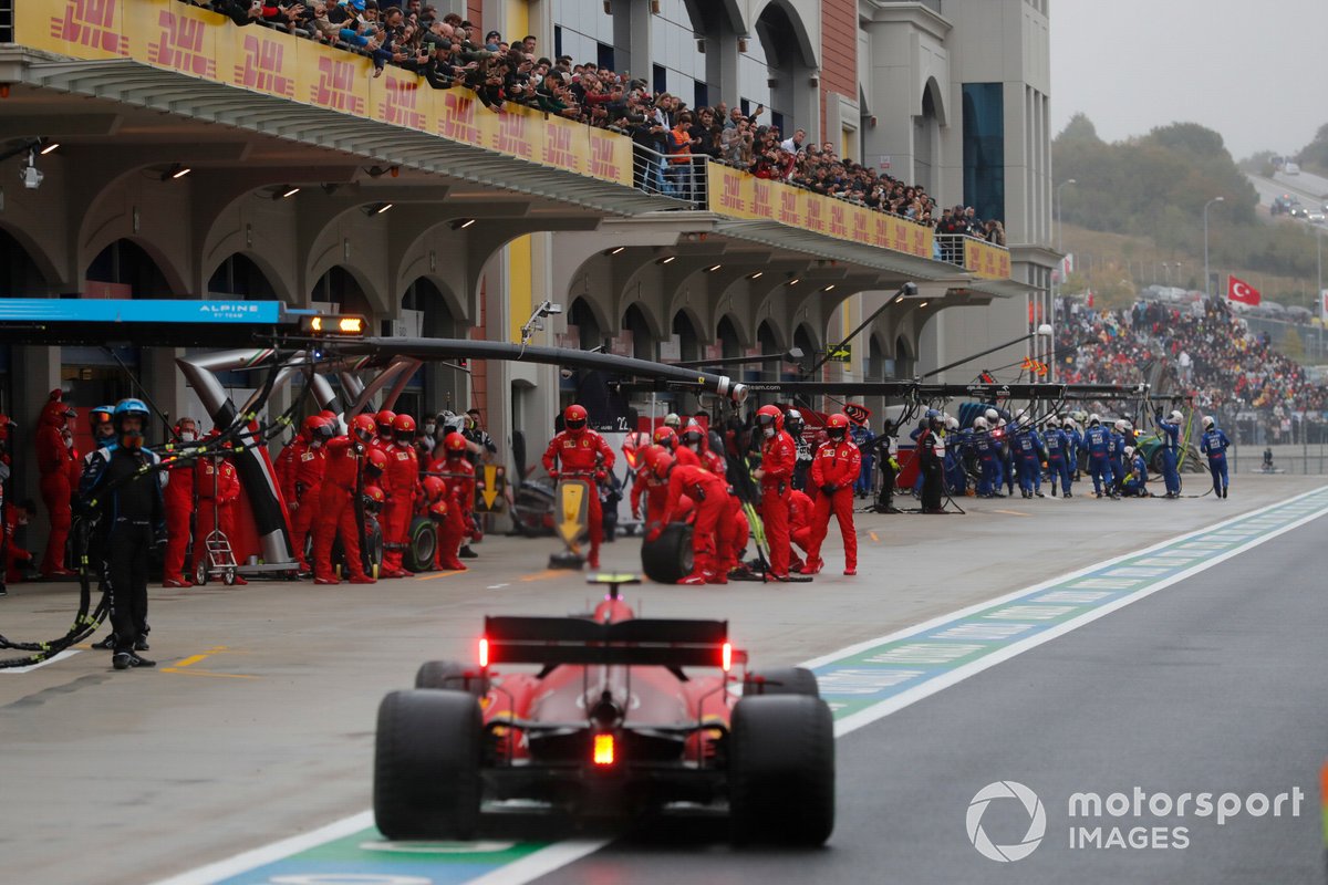 Carlos Sainz Jr., Ferrari SF21, va hacia un pit stop