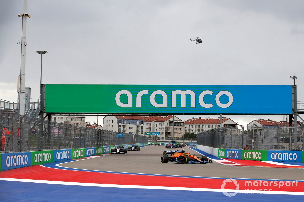 Lando Norris, McLaren MCL35M, George Russell, Williams FW43B, e Lance Stroll, Aston Martin AMR21