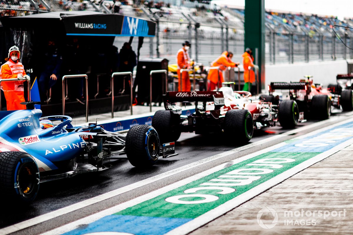 Carlos Sainz Jr., Ferrari SF21, Antonio Giovinazzi, Alfa Romeo Racing C41, e Fernando Alonso, Alpine A521, in pitlane