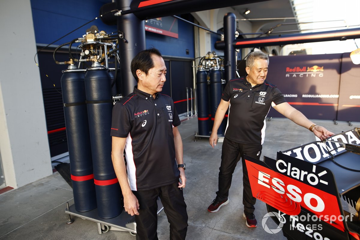 Toyoharu Tanabe, F1 Technical Director, Honda, and Masashi Yamamoto, General Manager, Honda Motorsport, with the car of Max Verstappen, Red Bull Racing RB16B
