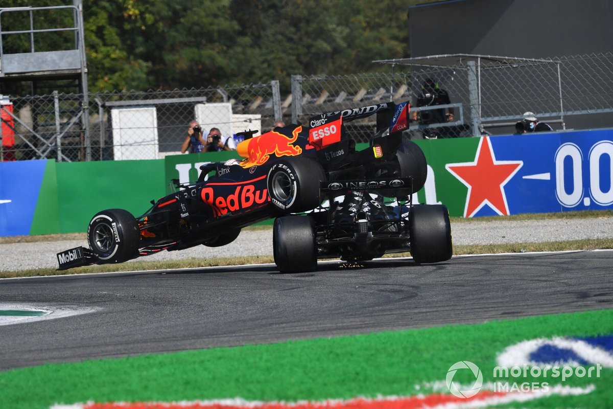 Secuencia del choque de Max Verstappen, Red Bull Racing RB16B, y Lewis Hamilton, Mercedes W12