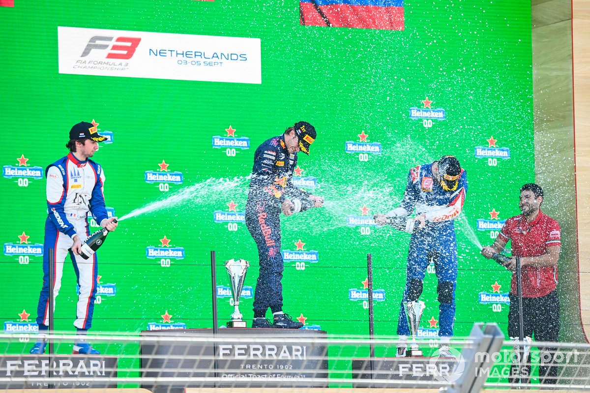 Clement Novalak, Trident, le vainqueur Dennis Hauger, Prema Racing et Alexander Smolyar, ART Grand Prix fêtent sur le podium